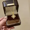 Collar con Colgante Dorado de Vajra Cruzado para Mujer, Lujo Ligero de Alta Gama, Único Accesorio de Cadena para Clavícula Exquisita en Capas