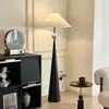 Lámpara de pie nórdica para sala de estar junto al sofá, con un diseño sencillo, adecuada para estudio, dormitorio o como lámpara de pie de mesita de noche.