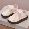 Tenis blancos para niña, nuevo estilo primavera/otoño 2026, zapatos casuales para niños, zapatos de suela suave antideslizantes, zapatillas de entrenamiento alemanas para niños