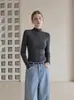 Otoño 2026 Nuevo Estilo Francés Elegante Cuello Alto Versátil para el Trabajo Sencillo Elegante Ajustado Top de Punto para Mujer Gris