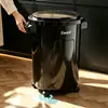 Cubo de basura de cocina para uso doméstico, nuevo modelo 2026, gran capacidad, tamaño grande, alto valor estético, adecuado para sala de estar y baño, diseño de lujo ligero con ruedas