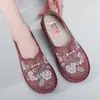 Sapatos de pano genuínos estilo Old Beijing Bai Zhenhe para mulheres, de sola plana, sola macia, respiráveis, estilo retrô, sapatos bordados para mães e mulheres idosas