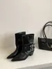 Botas de Cano Curto da Moda com Salto Bloco e Bico Fino Estilo Coreano Femininas 2026 Primavera/Outono Novas Botas Individuais Botas de Cano Médio com Fivela Retro