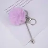 Nuevo Llavero de Bola de Pelo con Remaches Creativo Lindo Llavero de Peluche Colgante para Equipaje DIY Joyería Listo para Venta al por Mayor