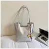 Bolsa Feminina Grande Capacidade Transfronteiriça Novo Estilo Verão 2026 Bolsa de Ombro de Nicho de Luxo Leve Bolsa Tote Elegante para o Dia a Dia