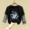 Camiseta de manga larga de algodón puro para niños, ropa de primavera para niños, nuevo estilo 2026, camiseta interior cálida, ropa de moda a rayas para niños