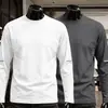 Camiseta de manga comprida para primavera e outono para homens, disponível em branco puro e preto, com gola redonda, adequada como camada base ou camiseta de baixo, e um design fino e leve para usar no outono