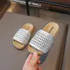 Sandalias de verano para mujer, nuevo estilo, modernas y a la moda para uso en exteriores, zapatillas cómodas y antideslizantes para interior y hogar con suelas gruesas