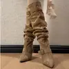 Botas femininas pontudas de salto bloco marrons com fivela de cinto, salto fino, novo estilo de botas de montaria emagrecedoras, botas altas plissadas versáteis