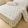 Modelo Novo 2025 Saia de Cama Acolchoada Peça Única, Escondendo Imperfeições, com Barra de Renda, Cobertura de Cama, Protetor de Colchão Antiderrapante, Estilo Saia de Cama