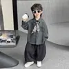 Conjunto de otoño para niño: chaqueta de cuero elegante y genial, conjunto de tres piezas de moda coreana de primavera y otoño para niños con camisa a cuadros