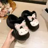 Nova coleção Outono/Inverno 2026: pantufas slip-on fofas com tema de gatinho para mulheres, confortáveis e antiderrapantes, adequadas para uso interno e externo, com forro de fleece