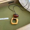 Collar colgante de resina hueca color marrón degradado estilo chino, cadena para suéter estilo vintage, accesorio de lujo ligero de alta gama