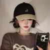 Gorra de béisbol versátil color crema estilo coreano con bloques de color para mujer, con letras bordadas, para circunferencia de cabeza grande, que adelgaza el rostro, gorra para proteger del sol