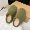 Nuevas zapatillas cálidas de suela plana para invierno 2026 de comercio exterior para uso en exteriores, antideslizantes, cálidas zapatillas para el hogar, estilo Birkenstock para mujer