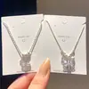 Collar de perlas con flor de trébol incrustada de circonita, cadena para la clavícula de lujo ligero de nicho de alta gama, accesorio de moda versátil y elegante