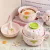 Tigela de cerâmica para macarrão instantâneo com tema de morango, com tampa e alça, adequada para dormitórios e uso doméstico, apresentando um design fofo de desenho animado japonês e alta resistência ao calor