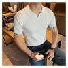 Nova Camisa Polo Tricotada de Manga Curta Listrada de Verão para Homens Elegante Business Casual Slim Gola V Pequena Camiseta Tricotada para Homens