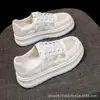 Sapatos respiráveis de malha 2026 novo verão ocos casuais tênis brancos de sola grossa tênis esportivos versáteis