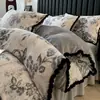 Conjunto de Quatro Peças de Leite Fleece Gravado de Alto Peso para o Inverno Aconchegante Denso Espesso Coral Fleece Flanela Bola Franja Estilo Renda