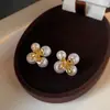 Brincos florais de pérola vintage estilo francês para mulheres, nicho de luxo leve com um toque de alta qualidade, brincos únicos, bonitos, delicados e compactos