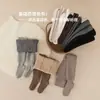 Medias de invierno para niñas, superventas transfronterizas, color sólido de algodón, engrosadas y cálidas, raya vertical, alta elasticidad, pantalones ajustados para niños pequeños y niños pequeños