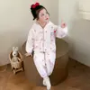 Conjunto de pijama de franela para niñas de otoño e invierno, engrosado y cálido, hecho de forro polar de coral, con diseños de dibujos animados, adecuado para usar en casa en invierno.