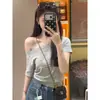 Top de punto gris elegante con diseño calado de un solo hombro y manga corta para mujer, nuevo estilo coreano de verano 2026, top súper atractivo y juvenil a la moda
