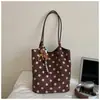 Bolsa Tote Retro Estilo Coreano em Camurça com Bolinhas para Mulheres 2026 Nova Moda Grande Capacidade para o Dia a Dia Ombro Único Bolsa de Axila