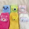 Desenho animado de inverno, urso morango, olhos grandes, meias de veludo coral, presente para namoradas, TikTok, mesmo estilo, Ursinho Pooh