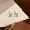 Aretes de Trébol de Cuatro Hojas Completos de Diamante para Mujer, Lujo Ligero, Sensación de Alta Gama, Pequeños, Sencillos, Versátiles, Temperamento, Para el Trabajo, Uso Diario, Venta al por Mayor de Aretes