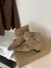Botas curtas de salto anabela com bico quadrado e fivela 2026 outono/inverno estilo vintage para o dia a dia em camurça, modelo slip-on, combinadas com calças de perna larga