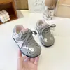 Zapatillas de moda para niñas estilo coreano 2026 primavera y otoño nuevo modelo zapatillas de entrenamiento alemanas para niñas zapatillas deportivas infantiles versátiles de suela blanda