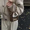 Bolso Pequeño de Felpa a Cuadros Nuevo para Mujer, Bolso de Hombro Cruzado Versátil Estilo Coreano, Bolso de Mano con Adorno de Oso Lindo, Venta Directa de Fábrica