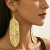 Pendientes Metálicos Exagerados y Únicos con Textura de Hoja y Pluma Transfronterizos para Mujer, Accesorios para Orejas de Moda Versátiles y Tendencia Estilo Ins