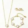Conjunto de Tres Piezas de Pulsera, Collar y Aretes de Trébol de Cinco Hojas con Borde Dorado de 13 mm, Trébol de la Suerte, Clásico, Estilo para Viajes Diarios, Sensación de Alta Gama