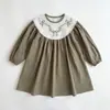 Vestido Infantil Estilo Coreano Outono 2026 com Bordado de Laço e Mangas Bufantes, Doce Vestido de Menina de Manga Longa com Acabamento em Renda