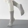 Venta al por mayor Nuevos de Comercio Exterior Algodón Puro Media Pantorrilla Deportivas de Compresión Cinco Dedos Calcetines Profesionales de Pilates Con Puntos Antideslizantes Calcetines de Yoga