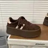 Nova coleção Primavera/Outono 2026: tênis casuais femininos, tênis esportivos estilo estudante, tênis de treino alemães de sola grossa, sapatos baixos versáteis e confortáveis