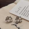 Corea del Sur Dongdaemun aretes de botón de perla pequeña brillante grande de flor plisada para mujer, aretes de flor elegantes de lujo ligero que combinan con todo
