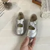 Zapatos de Cuero para Niños 2026 Primavera Nuevos Estilo Coreano Zapatos de Princesa para Niñas con Tira Cruzada y Velcro Zapatos Individuales Suaves para Niñas Pequeñas