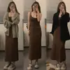 Vestido de Suspensório Marrom Tricotado Versátil de Caimento Ajustado para Outono e Inverno com Vestido que Marca a Cintura