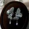 Duende Mariposa: Pendientes Largos de Plata Hueca con Zirconia, Exagerados, Tridimensionales, Retro, de Nicho, y Clips para Oreja