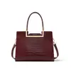 Bolsa Feminina 2026 Verão Nova Bolsa Transversal Fashionável Versátil para o Dia a Dia Bolsa de Casamento de Alto Padrão Bolsa de Mão Bolsa para Mãe