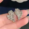 Elegante e estiloso! Brincos super brilhantes em zircônia plissada em formato de coração, brincos banhados a ouro 18K, brincos leves e luxuosos com um toque de alta qualidade