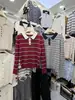 Novo top de malha listrado com gola color block retrô para o início do outono de 2026 para mulheres, versátil e afina a silhueta para o trabalho