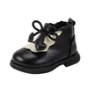 Sapatos de couro infantis, sapatos macios para bebês aprenderem a andar, sapatos de algodão estilo Martin para meninas com forro de pelúcia para outono e inverno