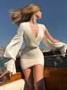 Vestido bodycon sexy de outono novo da moda europeia e americana, com fenda, pétalas, mangas compridas, decote V profundo, justo e franzido para mulheres