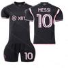 2223 Miami Jersey No. 10 Messi Major League Soccer Suit No. 9 Suarez Traje de Pólvora Negra com Meias