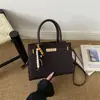 Elegante y a la moda, bolso nuevo de otoño 2026, simple y chic, con un diseño cuadrado retro, adecuado como bolso de hombro o bolso cruzado para mujer